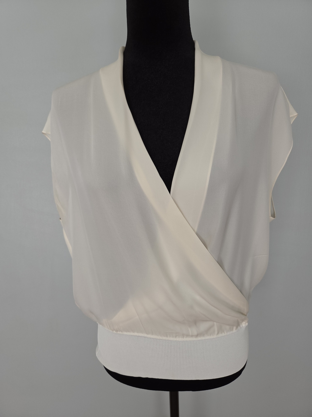 Theory Ivory Sleeveless Surplice Waistband Top